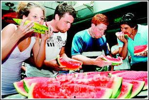 老外路边吃瓜,老外路边“吃瓜”大揭秘