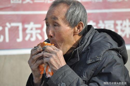 退休大爷吃瓜,闲话家常，品味人生