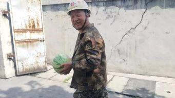 路过的吃瓜雕像是真的吗,路过的吃瓜雕像真相，是虚构还是真实存在？