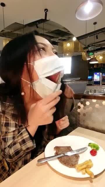 女子戴口罩吃瓜,女子戴口罩吃瓜，展现独特生活态度